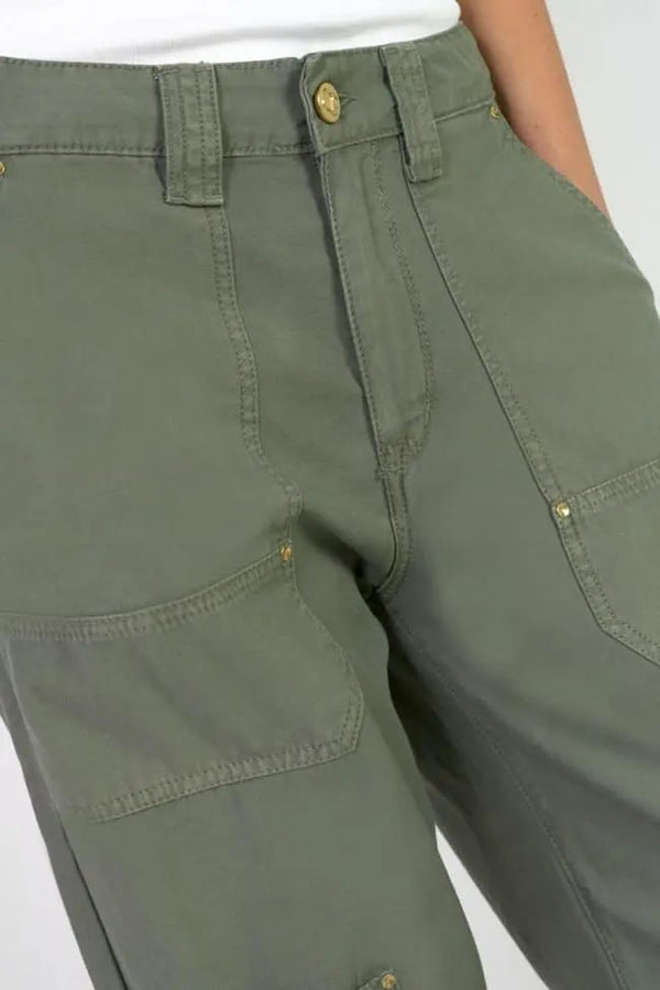 Le Temps Khaki pants with large pockets and loose fit.