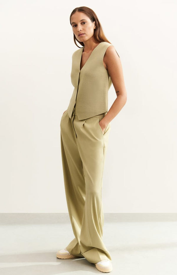 Yaya Wide-leg trousers with pleats and fixed turned-up hem Soft Green