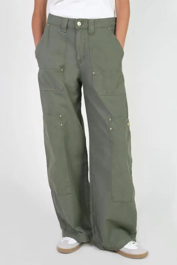 Le Temps Khaki pants with large pockets and loose fit.